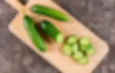 Sering Dipinggirkan ke Tepian Piring, Siapa Sangka Rutin Makan Timun Sebagai Lalapan Bisa Datangkan 7 Manfaat Luar Biasa Bagi Tubuh, Buktikan Sendiri!