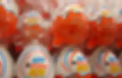 Berhasil Bikin Anaknya Trauma, Bapak Ini Ngide Ganti Isi Kinder Joy Jadi Telur Asin