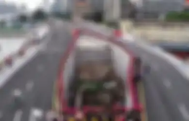 3 Rumah Yang Berdiri di Tempat Paling Absurd, Dari Di Tengah Bandara Sampai Dihimpit Flyover