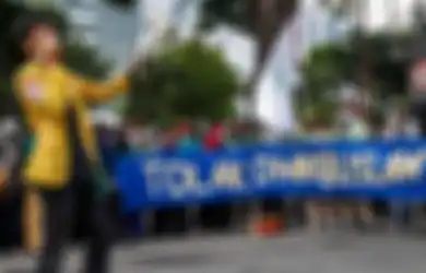Tembakan Gas Air Mata Nyasar ke Pemukiman Warga, Nenek Ini Labrak Polisi yang Tertibkan Demo Omnibus Law di Jambi: Ayah Saya juga ABRI, Mengabdi pada Negara!
