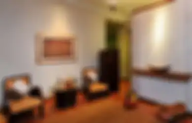 Hangatnya Foyer Bergaya Bali dengan Cahaya Artistik, Begini Desainnya