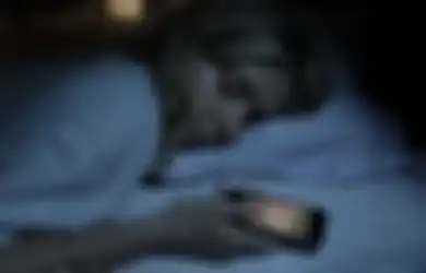 Mematikan! Ini 3 Bahaya Tidur dengan Handphone di Samping Kita