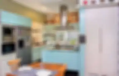 Pantry Cantik Kebiruan di Area Depan, Persembahan bagi Sang Istri