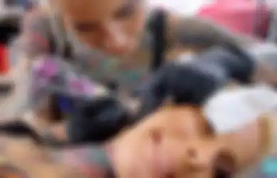Dua Sodara Kembar Ini Punya Hobi Unik Saling Tato Tubuh