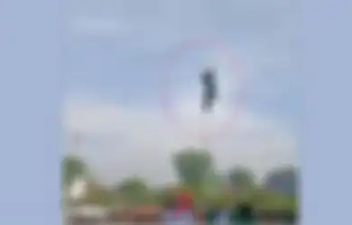 (Video) Viral Rekaman Aksi Heroik Pendekar Panjat Tiang Bendera Setinggi 6 Meter Saat Hari Santri di Mojokerto
