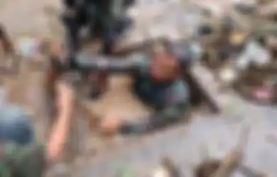 Meski Ada Bangkai Tikus, Serka Eri Anggota TNI Tak Ragu Sedikit pun untuk Masuk Got Kotor Menyelam 5 Kali Demi Ambil Sampah