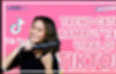 Hits Banget, Ini Tutorial Bikin Rambut Jadi Curly Pakai Catokan Ala TikTok. Simpel!