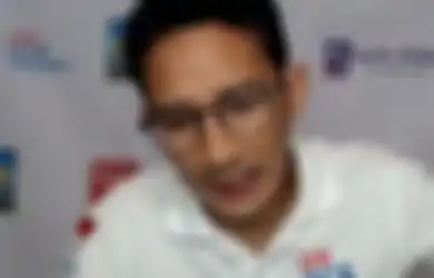 Kendarai Motor di Jalanan Becek bak Dilan, Sosok Lelaki di Potret Lawas Tahun 1979 Justru Disebut Mirip Sandiaga Uno