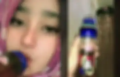 Pamer Masih Ngedot Meski Sudah Dewasa, Gadis Ini Ngaku Tak Bisa Hilangkan Kebiasaannya Sama Sekali, Netizen Singgung Penampilannya Saat Minum dari Botol Bayi
