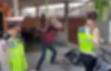 Viral Video Pengendara Roda Dua Rusak Motornya Dengan Batu Karena Nggak Terima Ditilang