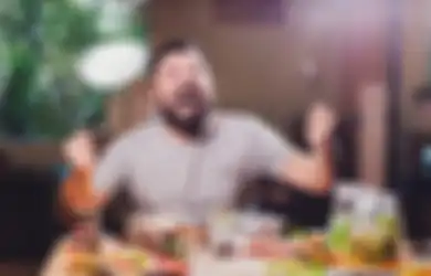 Jangan Lagi Dilakukan, 5 Kebiasaan saat Makan Malam Ini Ternyata Bikin Berat Badan Cepat Naik