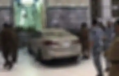Melaju Tak Terkendali dengan Kecepatan Tinggi, Viral Sebuah Mobil Libas Pintu Gerbang Masjidil Haram, Begini Nasib Pelaku
