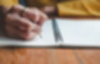 Lagi Banyak Pikiran? Tulis Semuanya di Diary, Ini 3 Manfaatnya!