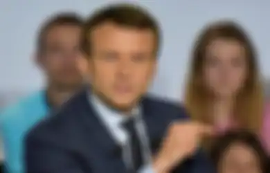 Momen Unik Presiden Perancis Emmanuel Macron Jalan Kaki 2 Kilometer, Disambut Antusias Warga Bali
