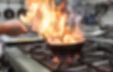 Iseng-iseng Gunakan Bahan Harga Rp 5 Ribuan, Noda di Panci Gosong Lenyap Seketika!