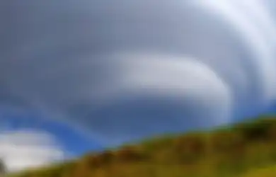 Awesome! Beredar Foto Awan Berbentuk Unik di Tawangmangu Jawa Tengah Bernama Lentikular