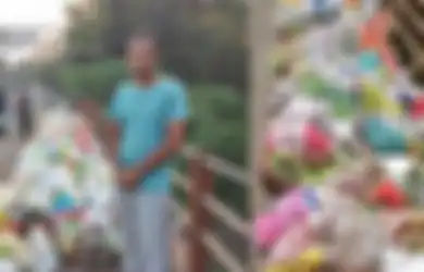 Pria Ini Rela Berdiri dari Pagi Sampe Malem Demi Cegah Warga Buang Sampah ke Sungai
