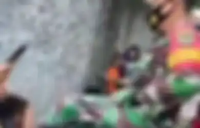 Minta Maaf Sambil Berjongkok, Wajah Pengamen Ondel-ondel Pencuri Ponsel Ini Kena Tendangan Oknum Babinsa TNI di Hadapannya, Polisi: Ini Mitra Kita di Lapangan