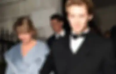 Cute! Taylor Swift Pakai Jaket Joe Alwyn di Grammys Afterparty