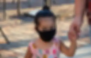 Begini Cara Terbaik Agar Si Kecil Mau Pakai Masker untuk Cegah Covid-19, Bukan dengan Paksaan, Tapi Coba Ini!