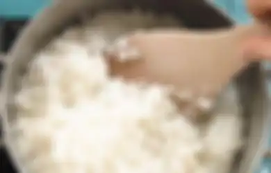 Sering Diacuhkan, Ternyata Ini Beda Masak Nasi Pakai Air Mendidih dan Air Biasa, Mana yang Benar?