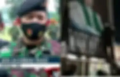 Viral Aksi Sejumlah Pria Berseragam Loreng Copot Baliho Raksasa Rizieq Shihab, Begini Penjelasan TNI 