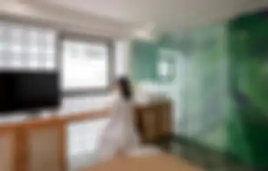 Pesona Batu Bata Kaca, Kuatkan Karakter Hunian Minimalis Menyatu Alam