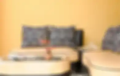 Terdiri dari Sofa Two Sitter, Begini Asiknya Aplikasi Warna Orange di Ruang Tamu!