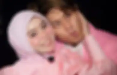 Pamer Foto Bareng Rizky Billar, Lesty Kejora Malah Tebar Ancaman Saat Sang Kekasih Terima Penghargaan: Kalian Gak Akan Kuat!