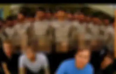 Tom Delonge Throwback Foto Pas Angels & Airwaves di Jakarta, Bilang Seragam Polisi Indonesia Aneh
