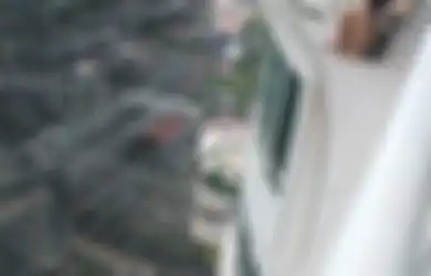 Viral, Duduk di Balkon Gedung di Setiabudi, Cewek Ini Diduga Berniat Bunuh Diri