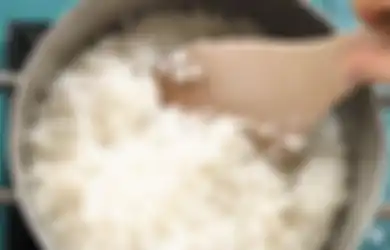 Sering Disepelekan Orang Banyak, Ternyata Seperti Ini Bedanya Memasak Nasi Pakai Air Mendidih dengan Air Biasa, Kira-kira Mana yang Benar?