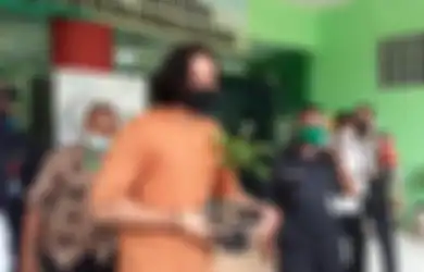 Keluar dari RSKO Cibubur, Dwi Sasono Tampak Membawa Bibit Pohon Alpukat Dalam Pot: Terima Kasih Support Keluarga dan Sahabat-sahabat Dekat