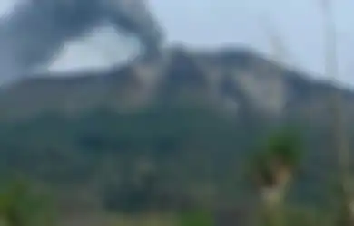 Dibarengi dengan Letusan Besar, Gunung Ile Lewotok di NTT Erupsi dan Muntahkan Kolom Abu Setinggi 4 Ribu Meter hingga Warga Panik dan Langsung Mengungsi!