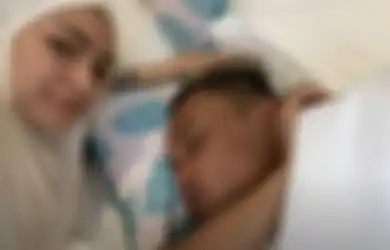 Pamer kemesraan di Ranjang Sambil Kecup Mesra Kening Nathalie Holscher, Sule : Kalian Nggak Boleh Iri