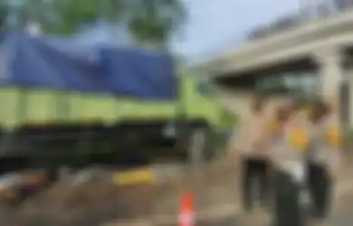 Kecelakaan Maut di Tol Cipali Tewaskan 10 Orang, Ingat Bro Bahaya Berkendara di Belakang Truk