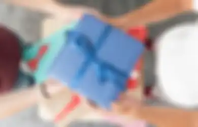 Jangan Sembarang Bungkus Paket Hadiah, Ini Tips Beri Bingkisan Biar Lebih Berkesan