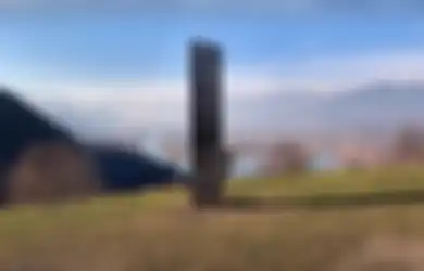 Setelah di Amerika Serikat, Tugu Misterius Kini Ikutan Muncul di Rumania. Cuma Karya Seni Kali ya?
