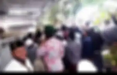 Ratusan Massa Bersorban Nekat Geruduk Rumah Ibundanya, Mahfud MD Pilih Lakukan Hal Ini: Saya Punya Jabatan!