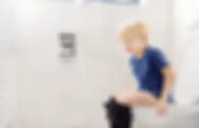 Hati-hati Saat Anak Menyentuh Benda, Begini Trik Dampangi Anak di Toilet Umum