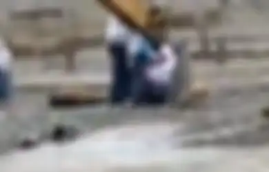Begini Kisah Seorang Pelajar di Sigi yang Naik Alat Berat Saat Berangkat Sekolah