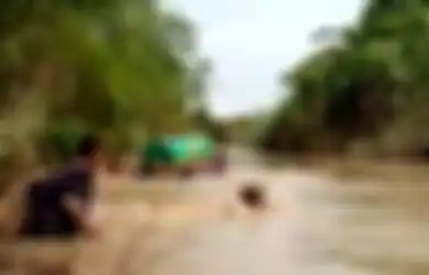 Pelayatnya Berenang di Sisi Kanan dan Kiri, Keranda Jenazah di Dusun Ini Harus Dihanyutkan Demi Bisa Sampai Pemakaman, Kepala Desa: Warga Sini Sudah Biasa