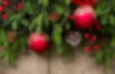 Ganti Pohon Natal, Hias Saja Pintu dengan Dedaunan Berkesan Rastik Ini