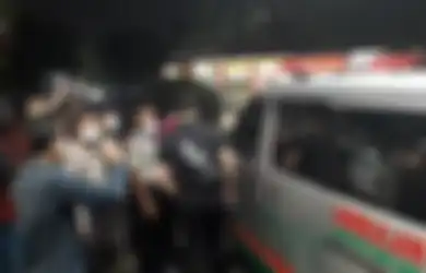 Terima Segepok Uang dari Warga, Ibunda Korban Tewas Bentrokan Laskar FPI dan Polisi Menangis Tersedu: 'Saya Butuh Keadilannya Saja'
