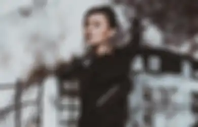 Tak Sungkan Lesehan di Panggung, Sikap Agnez Mo Tuai Pujian Netizen