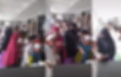 Ada yang Sampai Menangis, Aksi Bocah Laki-laki Rebutan Nasi Kotak usai Salat Jumat Viral di Media Sosial, Pengunggah:  Antusias Anak Besar Sekali