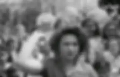 Tersenyum Manis dengan Pisau di Sekitar Wajah Imutnya, Siapa Sangka Balita Ini Dilempari Pisau oleh Ibunya Sendiri, Videonya Bikin 'Ngilu'