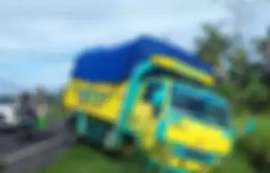 Ketakutan Setengah Mati Sampai Hilang Kendali, Sopir Alami Kecelakaan hingga Truk yang Dikendarai Tergelincir di Selokan Gara-gara Prank Pocong