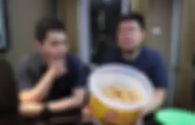 Bikin Melongo, Youtuber Ini Rogoh Kocek Rp 200 Ribu Tuk Review Satu Toples Peyek Cetar Milik Syahrini: Enak Tapi Harganya Enggak Enak