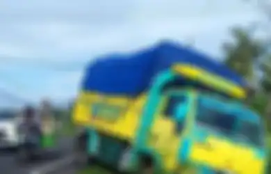 Sekelompok Remaja Nge-Prank Supir Truk Pake Pocong-Pocongan, Kendaraan Berat Sampai Nyungsep